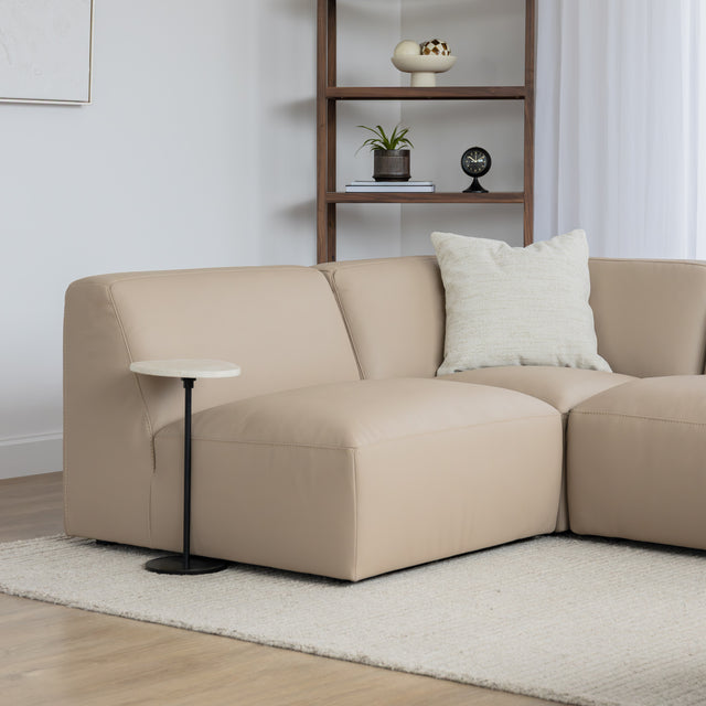 close up sur le module du divan en cuir beige.