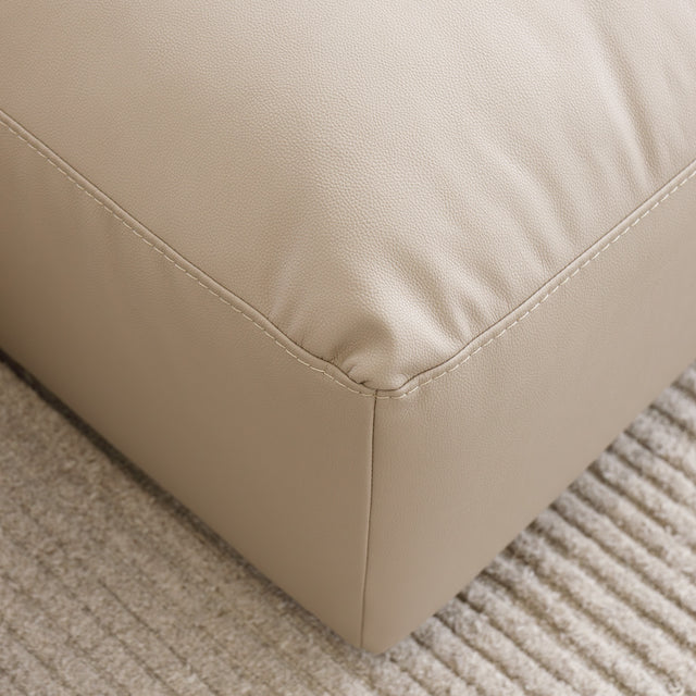 sofa modulaire en cuir beige.