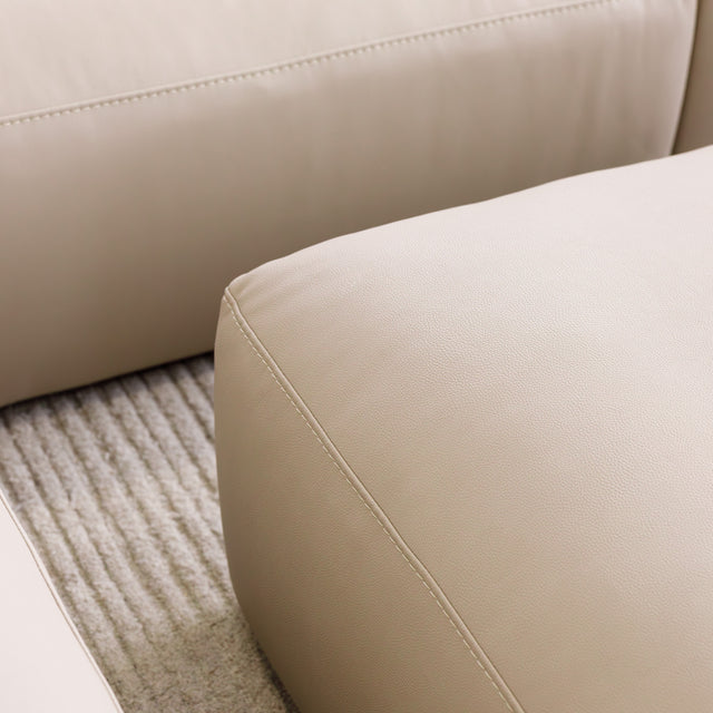 sofa modulaire en cuir beige.