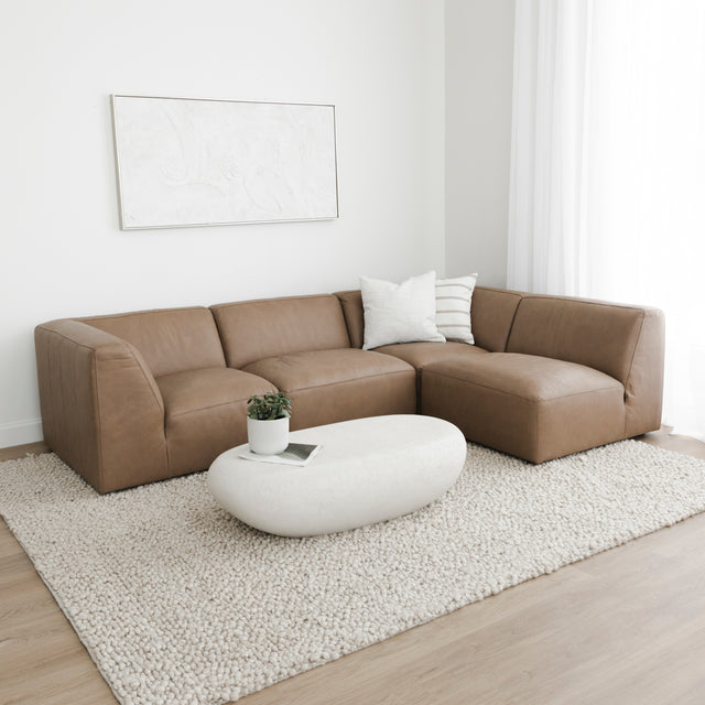 divan modulaire en cuir cafe avec une table basse et un tapis