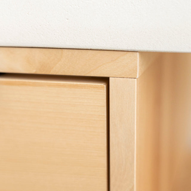 Meuble TV moderne en bois clair avec structure en béton blanc, rangements fermés et etagere ouverte, ideal pour salon contemporain.