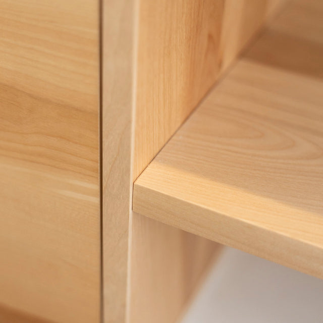 Meuble TV moderne en bois clair avec structure en béton blanc, rangements fermés et etagere ouverte, ideal pour salon contemporain.