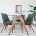 Chaise rembourrée en tissu vert avec dossier incurvé et pieds en bois, autour d’une table à manger au design moderne.