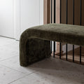 Banc en velours vert olive dans un interieur moderne.