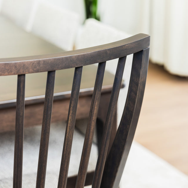Chaise de salle à manger en bois foncé avec dossier à lattes et assise rembourrée en tissu beige.