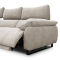 sofa modulaire en tissu sable fin, inclinable, au design contemporain sur fond blanc.