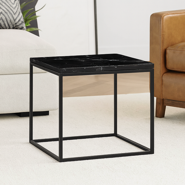 Table dappoint carre noir effet marbre avec structure metal noir dans salon moderne.
