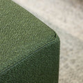 Détail ottoman carré vert en tissu texturé, finition soignée et angle net pour salon moderne.