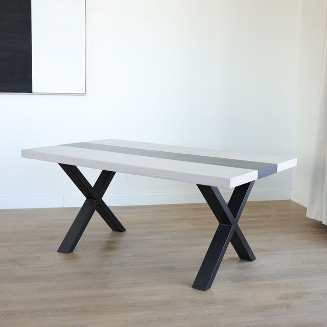 Table à manger moderne avec plateau béton ciment et piètement en métal noir, idéale pour salle à manger contemporaine.