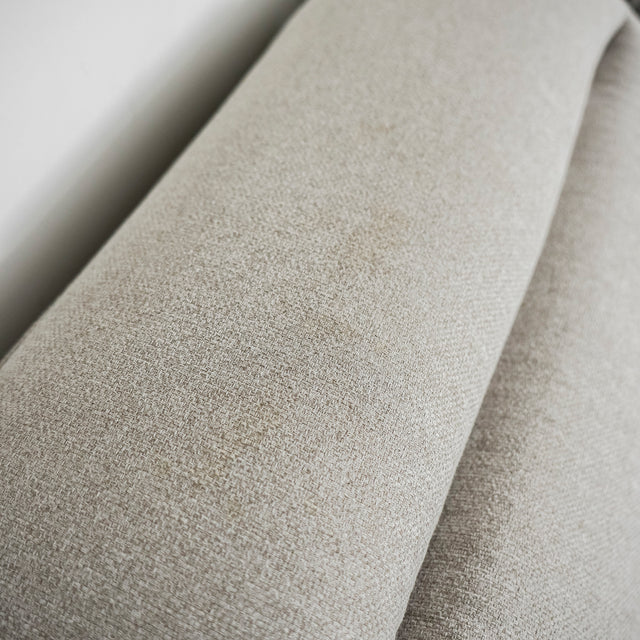 Image rapprochée d'un Sectionnel en tissu greige avec pattes noires, design moderne et assises confortables pour salon contemporain.