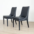 chaises de salle a manger noires au design moderne sur pieds en bois.