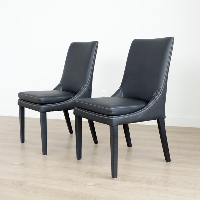 chaises de salle a manger noires au design moderne sur pieds en bois.