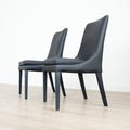 chaises de salle a manger noires au design moderne sur pieds en bois.