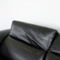 dossier reglable en cuir noir du canape montrant la texture souple et finition elegante.
