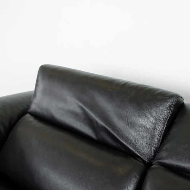 dossier reglable en cuir noir du canape montrant la texture souple et finition elegante.
