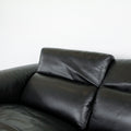 dossier reglable en cuir noir du canape montrant la texture souple et finition elegante.
