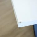 gros plan du plateau de table blanc mat montrant une texture lisse avec quelques marques discretes sur la surface.