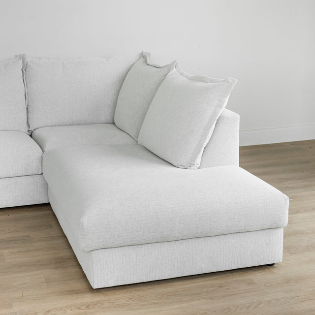 module de canape gris clair avec deux grands coussins et assise longue confortable.
