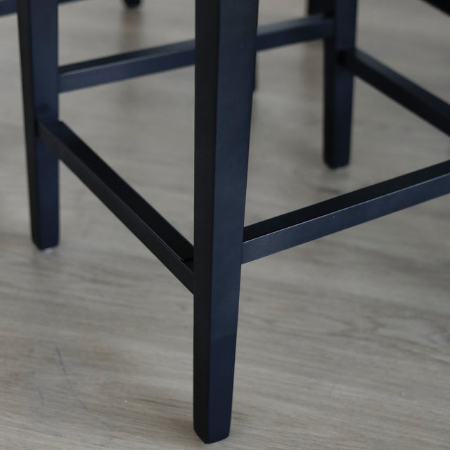 image rapprochée des pattes en bois noir comportant un léger défaut sur la patte avant