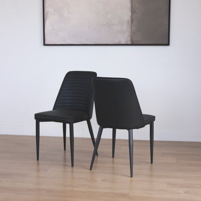 ensemble de chaises moderne en simili cuir noir avec dossier a coutures horizontales et pieds en metal. 