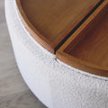 image rapprochée d'un ottoman en tissu blanc bouclé avec plateau amovible en bois noyer.
