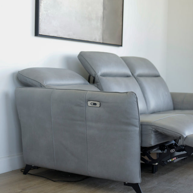 Canape inclinable avec chaise longue droite en cuir gris clair avec pieds noirs.