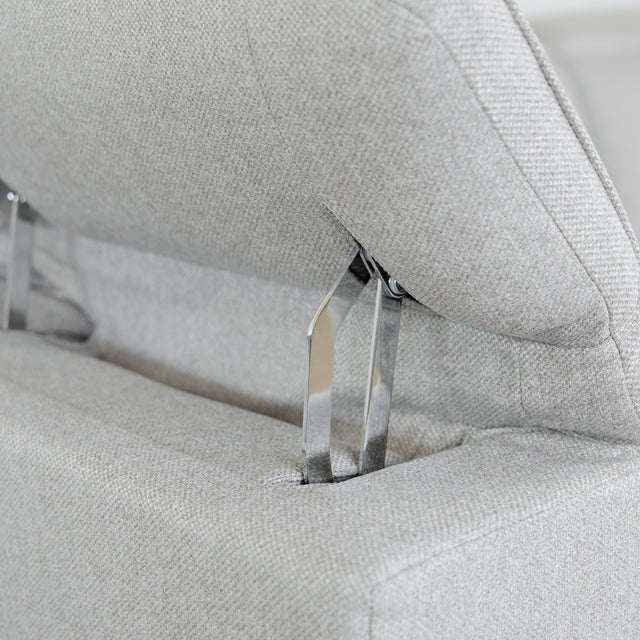 Modulaire inclinable moderne en tissu gris clair avec pieds metalliques noirs sur parquet clair.