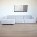 Modulaire d'angle moderne avc chaise longue gauche en tissu gris clair.