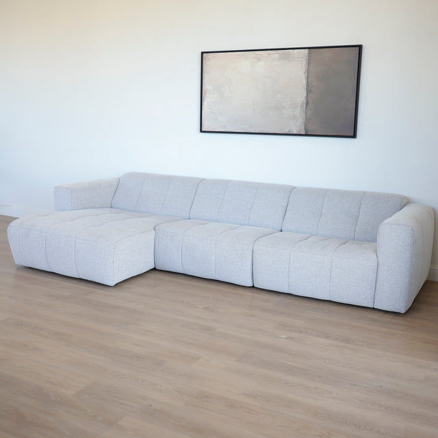 Modulaire d'angle moderne avc chaise longue gauche en tissu gris clair.