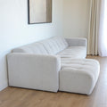 Modulaire d'angle moderne avc chaise longue gauche en tissu gris clair.