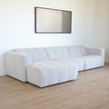 Modulaire d'angle moderne avc chaise longue gauche en tissu gris clair.