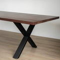 Table rectangulaire en bois fonce avec pieds en metal noir en X, style industriel contemporain.
