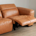 Canape inclinable en cuir brandy au design contemporain avec accoudoirs larges et assises confortables.
