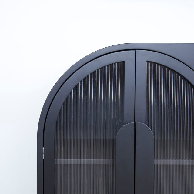 Buffet noir moderne a portes arquées en verre strie.
