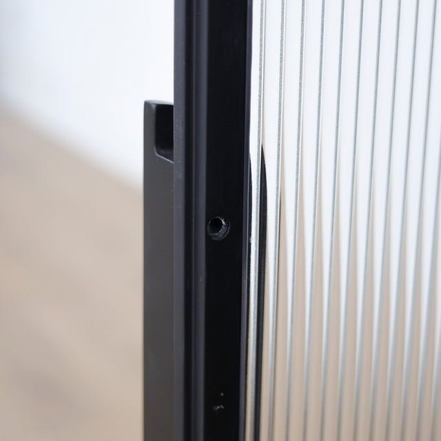 Buffet noir moderne a portes arquées en verre strie.