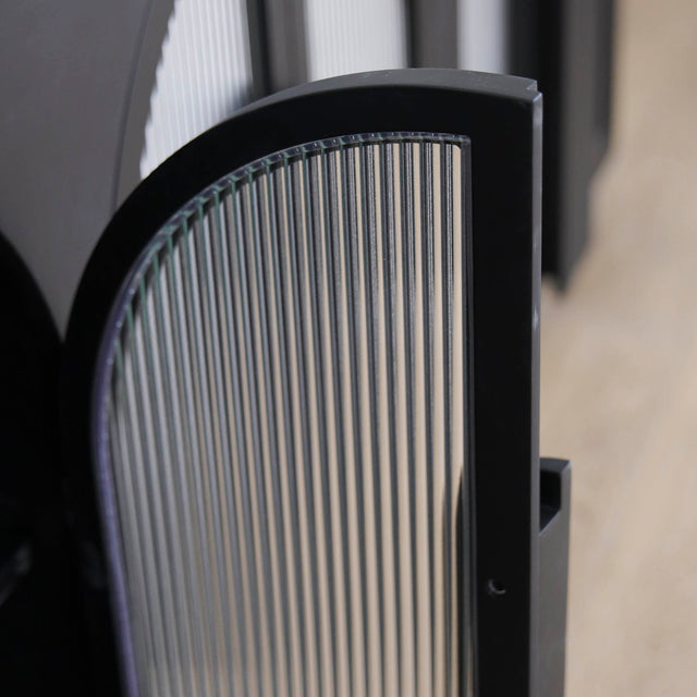 Buffet noir moderne a portes arquées en verre strie.