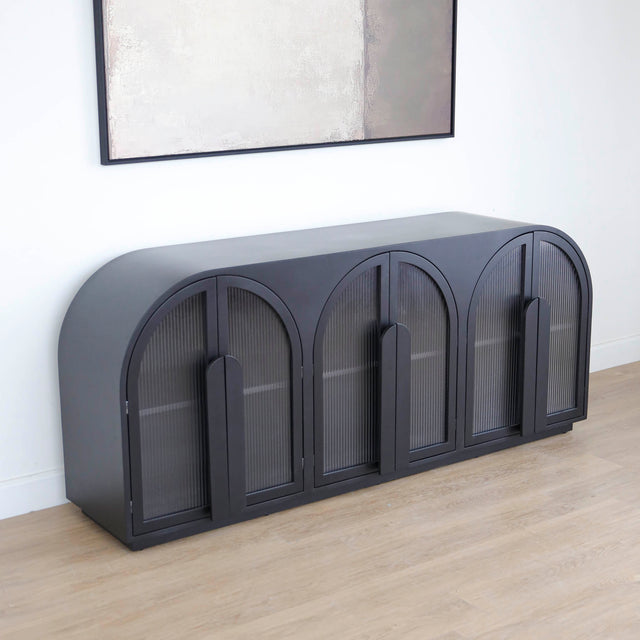 Buffet noir moderne a portes arquées en verre strie.