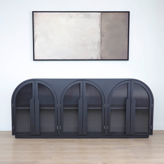 Buffet noir moderne a portes arquées en verre strie.