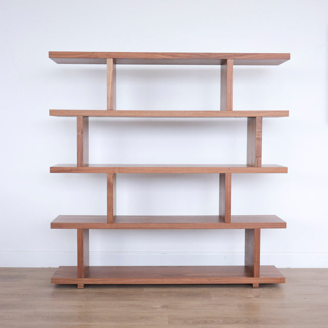 Bibliothèque Millie en noyer naturel