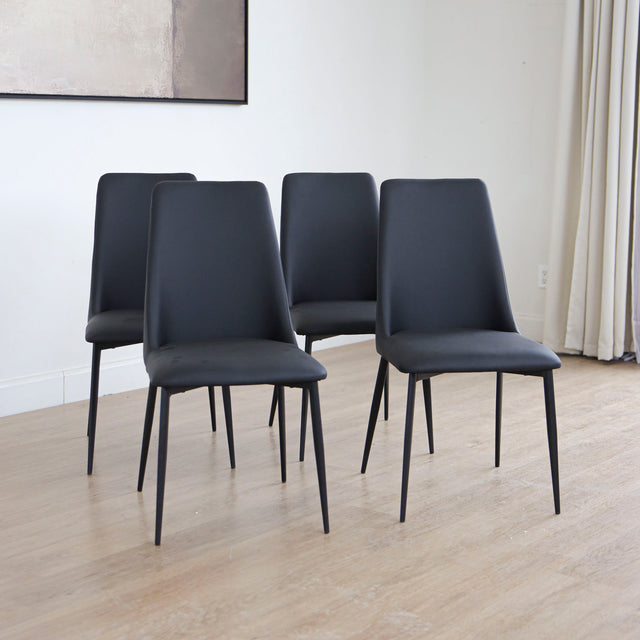 Ensemble de chaises noires modernes a pieds fins en metal.