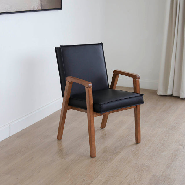 chaise noire avec assise rembourree et structure en bois naturel.