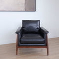 fauteuil en cuir noir avec structure en bois style moderne.