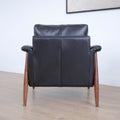 fauteuil en cuir noir avec structure en bois style moderne.