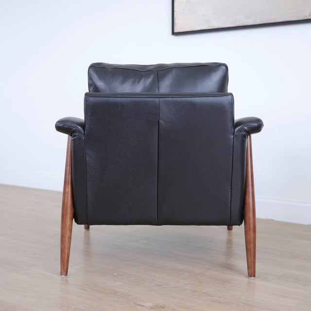 fauteuil en cuir noir avec structure en bois style moderne.