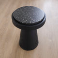 Table d'appoint Hubert avec base en béton noir et plateau en terrazzo