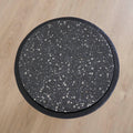Table d'appoint Hubert avec base en béton noir et plateau en terrazzo