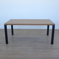 Table de salle à manger rectangulaire en bois clair avec piétement noirs, style minimaliste moderne pour salle à manger.