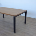 Table de salle à manger rectangulaire en bois clair avec piétement noirs, style minimaliste moderne pour salle à manger.