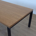 Table de salle à manger rectangulaire en bois clair avec piétement noirs, style minimaliste moderne pour salle à manger.