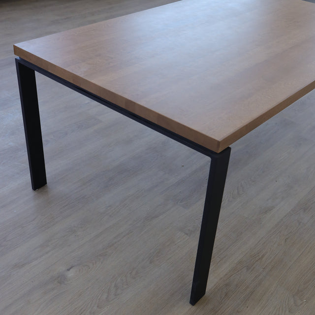 Table de salle à manger rectangulaire en bois clair avec piétement noirs, style minimaliste moderne pour salle à manger.